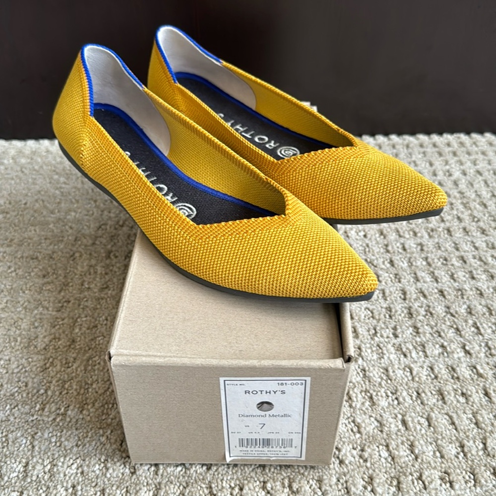 NIB Rothy’s The Point in Diamond Metallic (mustard yellow) size 7